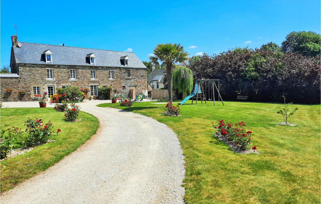 Amazing Apartment In Roz-Landrieux With Kitchen Exterior photo